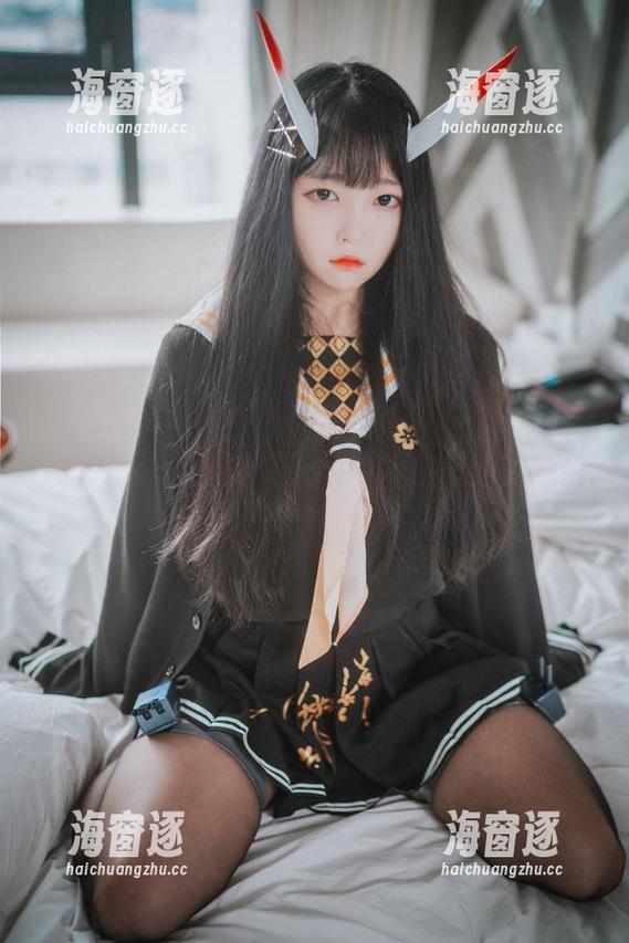 这不是普通的写真，Aram(아람)在“DJAWA-泳池边的夏天”中带你微妙的呼吸感