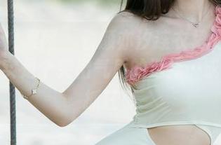 UGirls尤果网 – 看颜亦汐连衣裙的原图更新，确实是个突出气质的选择…或者只是抓狂了