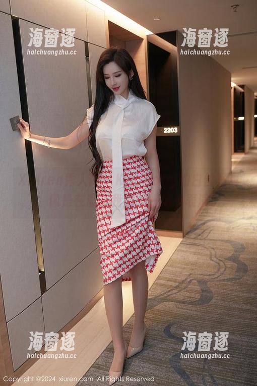 Xiuren秀人网 - Kikibaby的白丝写真，像是在邀请我加入一场小表演。