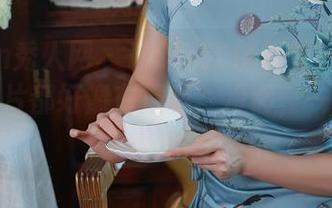 Xiuren秀人网 – MODEL伊若的旗袍：每一张图片都好像在撩我，冷静，一点不想昏倒！