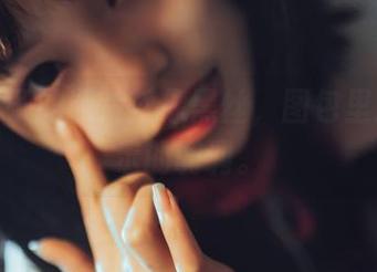 七月喵子的照片就像黑丝，图包里满是暗示的调调。