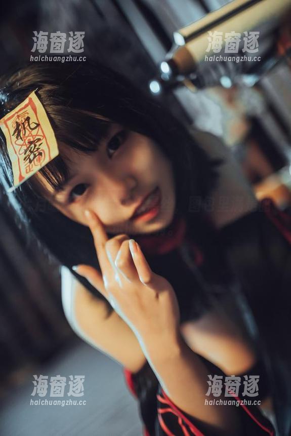 七月喵子的照片就像黑丝，图包里满是暗示的调调。