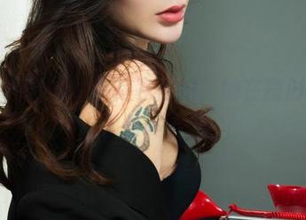 丽柜 – 奈沐子不是在自拍，她在投射自己的写真梦想
