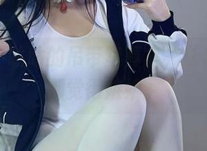 九言从不咕咕的吊带写真集，让夏天的风都觉得嫉妒。