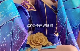 照片中的佳佳好难啊：婚纱让她飞起来了吗？没有，只是没穿鞋。