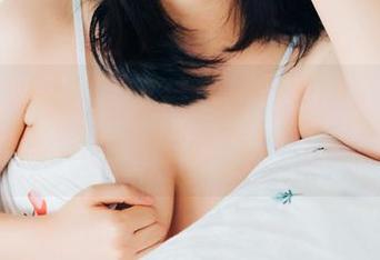 细看宋哈娜的缎带装私拍图包，总觉得自己是个迷失的小孩子，呵呵。
