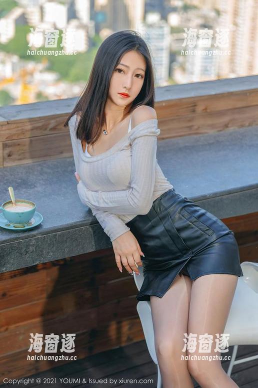 尤蜜荟 - Cris_卓娅祺的居家时光：最新美图，让你觉得自己在追剧的时候也能当模特！