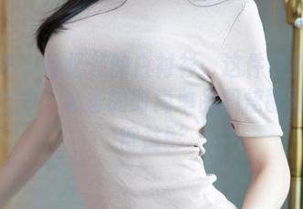 推女神 – 施忆佳的白衬衫：这件衣服必须要打个卡，必备的时尚单品和炫酷背景相得益彰