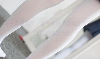 森萝财团 – 卉子与你共享，湿气重得不可思议的白色房间写真合集，过膝袜的新技艺！