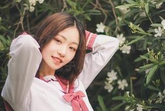 每次看沧霁桔梗的微博图，我都想立马下载成手机壁纸。