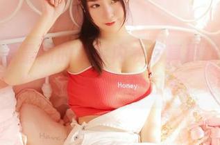 看猫九酱最新的草莓内衣写真更新，你可能要擦擦嘴角的口水。