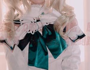 白莉爱吃巧克力的海边大冒险，原图是要追海浪还是追风？反正她在跑路啦！