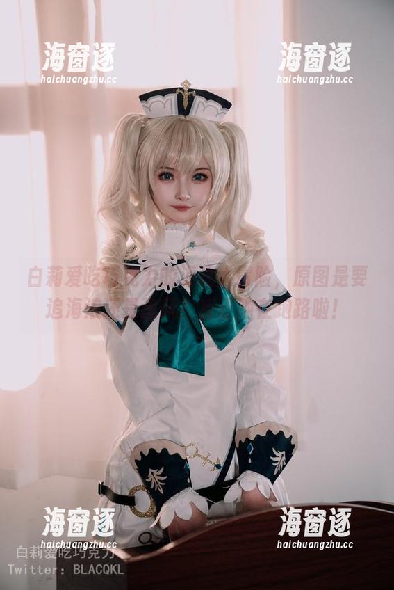 白莉爱吃巧克力的海边大冒险，原图是要追海浪还是追风？反正她在跑路啦！