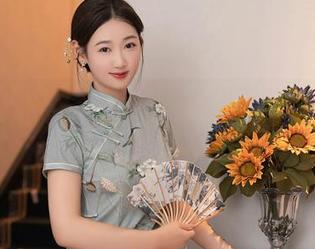 秀人网 – Manuela玛鲁娜的私拍办公室：当工作变成了创意周末