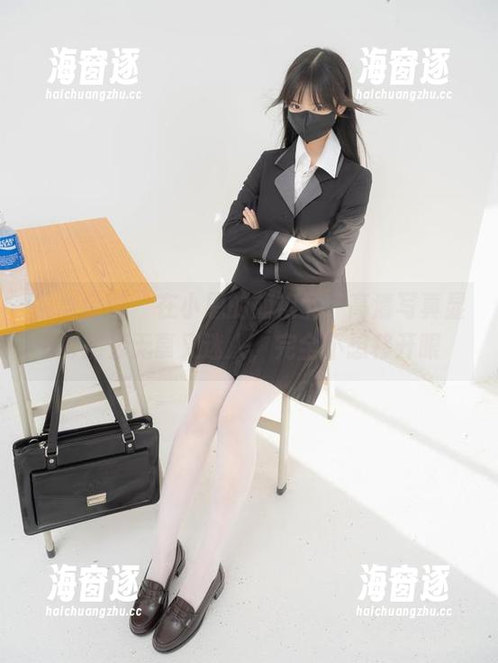 紧急企划 - 在小恩的旗袍下，高清写真显得那么无辜又迷人，完全不想移开眼