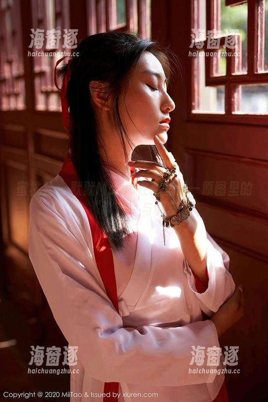 蜜桃社 - 默默Momo在教室里—原图里的“认真”与调皮