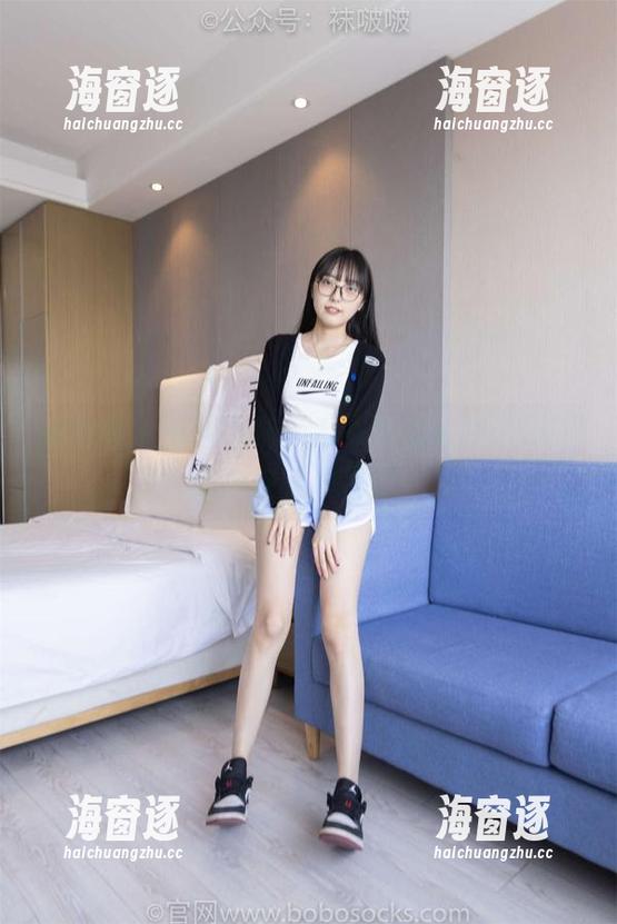 袜啵啵 - 黑渔网袜，图集中隐藏的小甜豆似乎在无声挑衅。