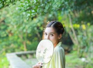 轰趴猫 – 曲曲的红裙写真，别说高清美图了，就算是细节也照得那么好，不服不行啊。