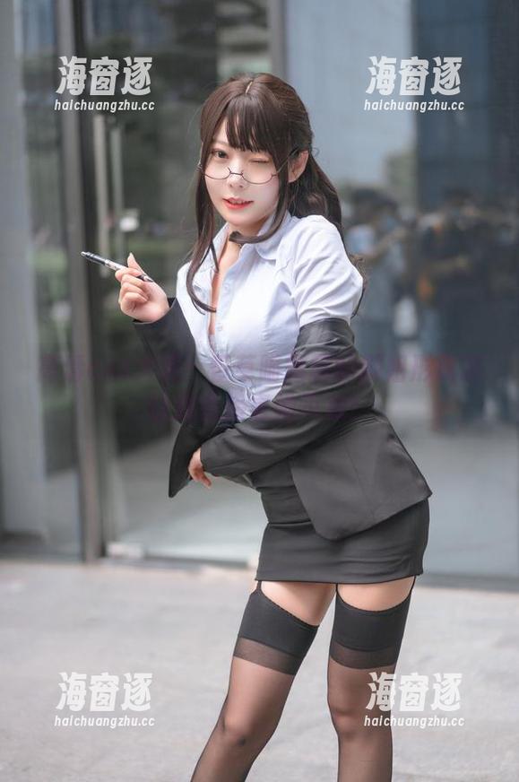高清cos大赏：香草喵露露的御姐形象想让我直接靠她不放！