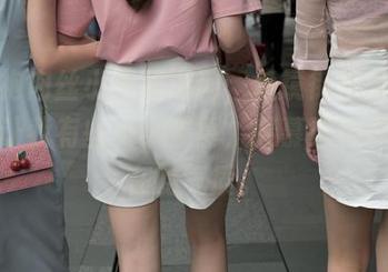 看旗袍肉丝小姐姐遛狗，魔镜街拍的美图合集让我有些小小羡慕，羡慕这种轻松自在的气质。