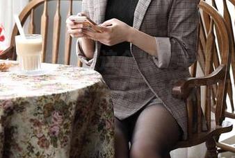 魔镜街拍在线：在这个紧致美臀的少妇合集里，轻轻一瞥都觉得太赞了