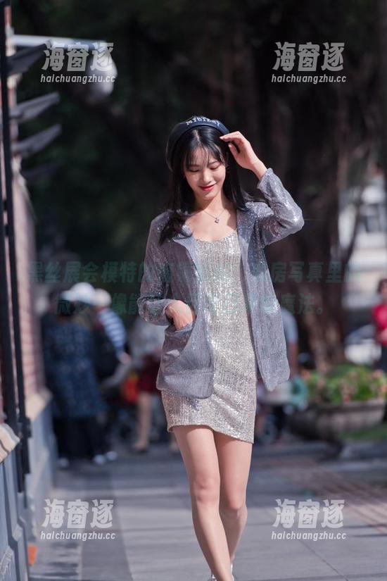 黑丝展会模特的魔镜街拍，私房写真里的微妙…像能让人目瞪口呆的魔法。